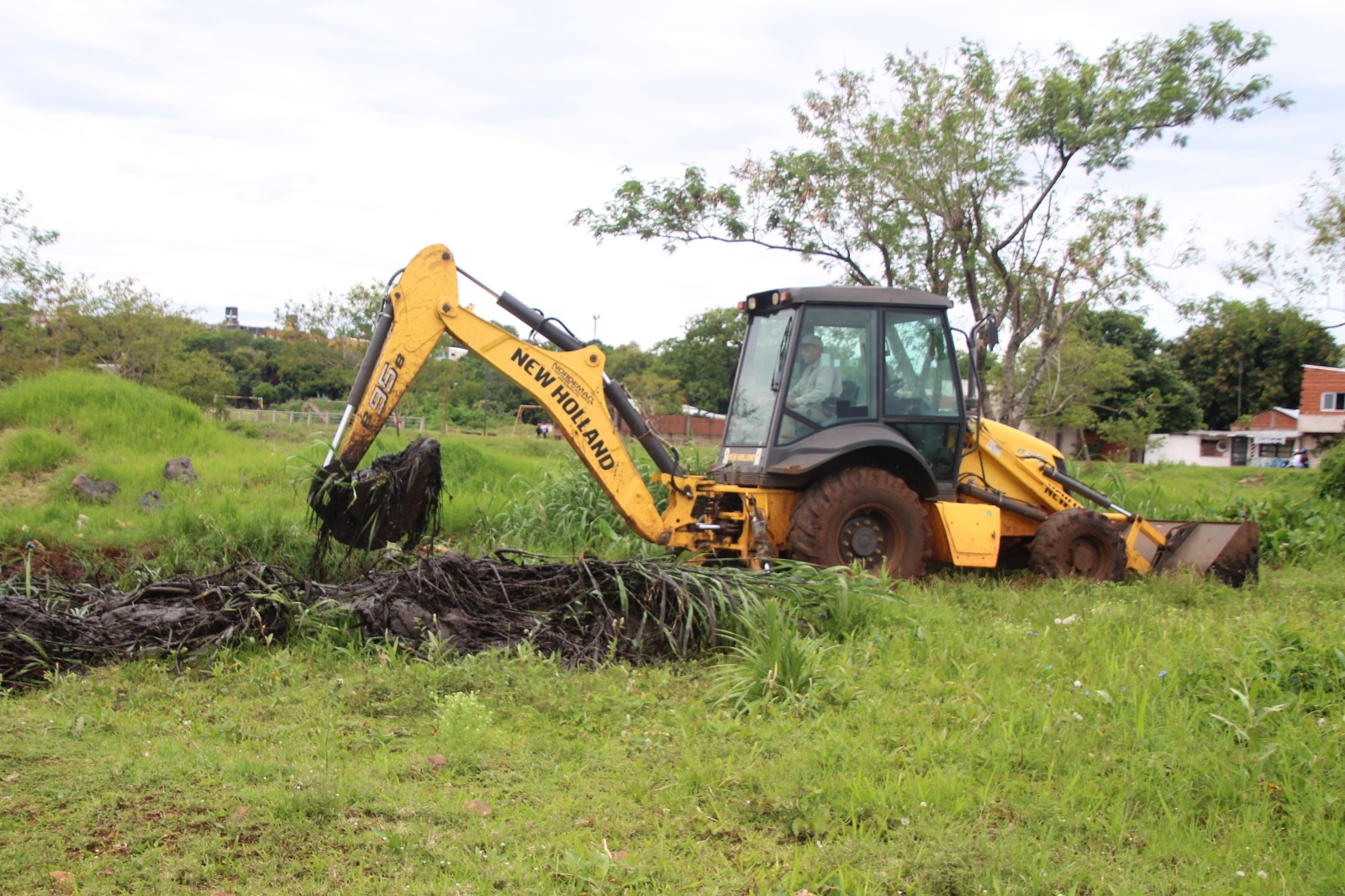 <p>La Municipalidad avanza con trabajos de saneamiento y mantenimiento de desagües en la Costanera Oeste</p>